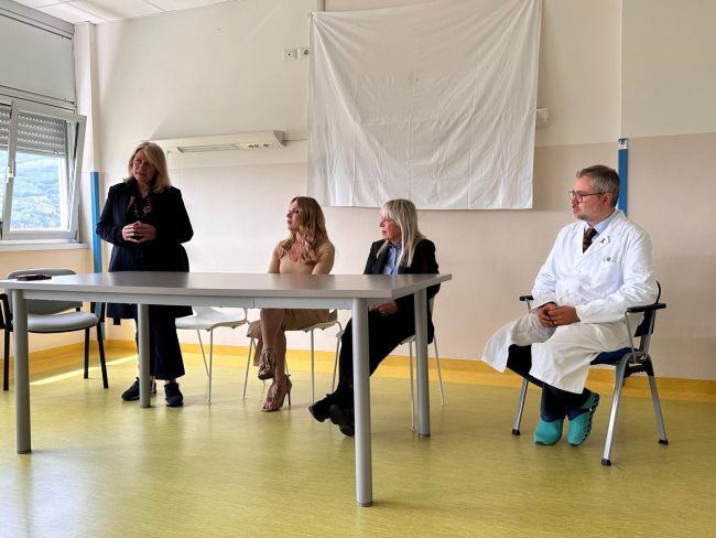Foto-4-donazione-Voce-del-Cuore-per-la-Chirurgia-650x488
