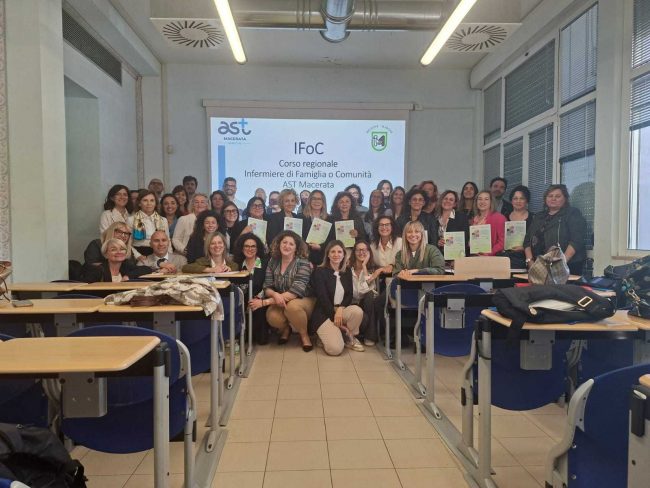 Foto-consegna-attestati-IFOC-Infermiere-di-Famiglia-o-Comunita