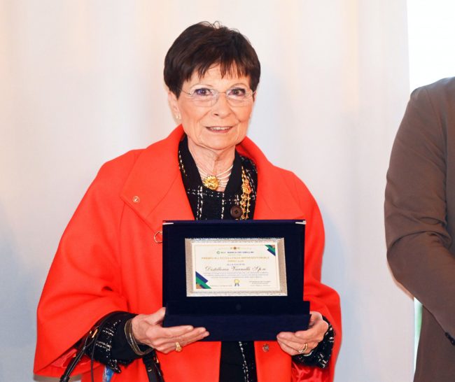 Gigliola Simonetta Varnelli ritira il premio della Distilleria Varnelli SpA