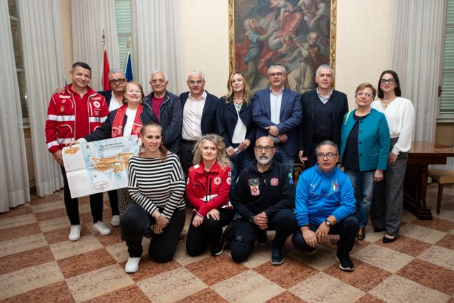I-rappresentanti-delle-istituzioni-e-delle-associazioni-che-organizzano-Vivat-Festival-1-650x433