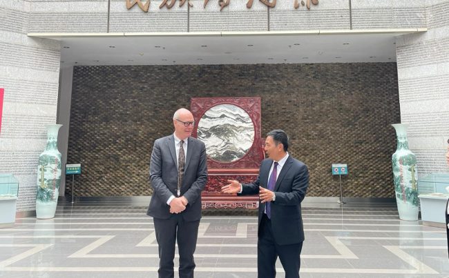 Il Rettore John Mc Court con il prorettore Shao Weiqing 2