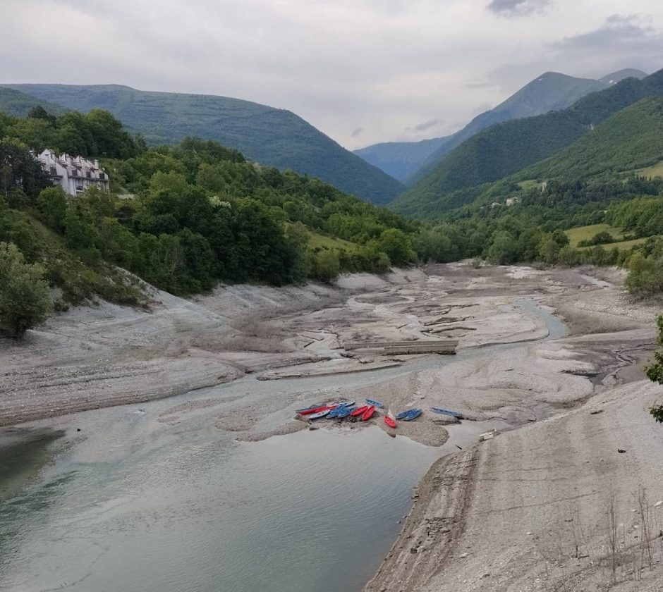 Lago di Fiastra con livello di acqua basso per lavori 3
