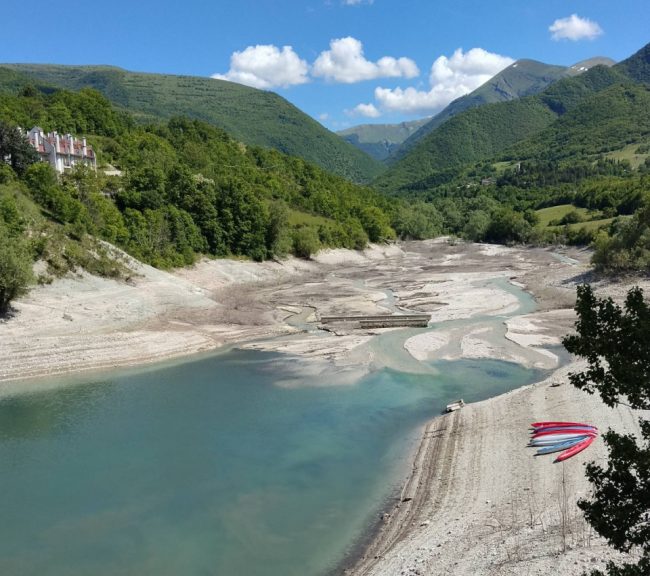 Lago di Fiastra con livello di acqua basso per lavori