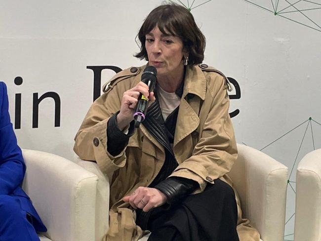 Lucrezia-Sarnari-presenta-il-Premio-Letterario-Dolore-Prato-Citta-di-Treia-al-salone-del-libro-di-Torino