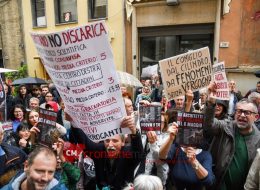 Discarica, proteste davanti alla Provincia.  Approvata la nuova graduatoria,  in testa Montefano e Pollenza (Foto/Video)