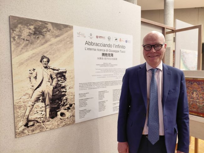 Rettore-John-Mc-Court-alla-mostra-su-Giuseppe-Tucci-Ambasciata-italiana-a-Pechino