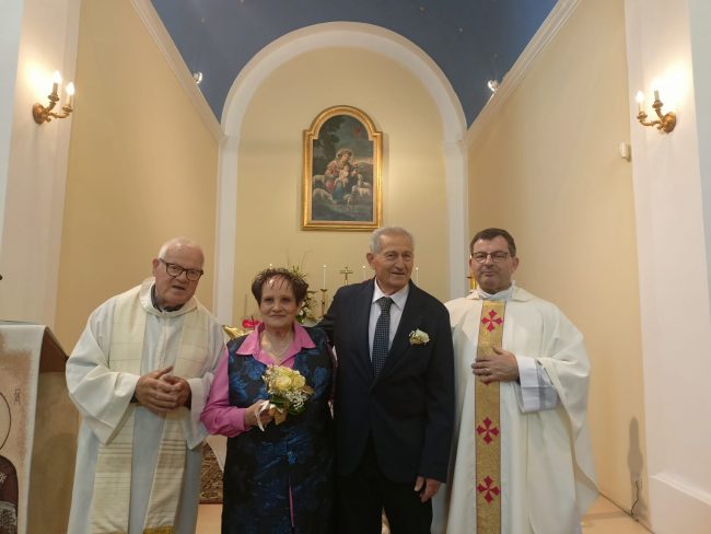 Rosanna-e-Giancarlo-con-i-sacerdoti-Don-Gianni-e-Don-Laberto-