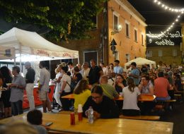 Il cin cin tra le vie del borgo:  si parte con l’apericena,  poi spaghettata di mezzanotte