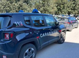 Minacce con una bottiglia rotta:  denunciato un 30enne