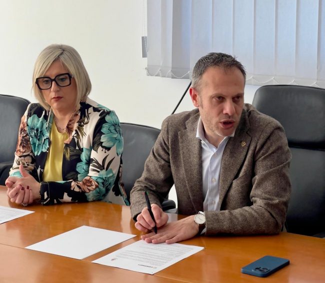 Sindaco-Lucarelli-e-Assessore-Cervelli-e1777726612556-650x565