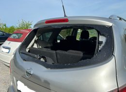 Altro raid vandalico a Fonte Agliana:  danni all’arredo e alle auto in sosta