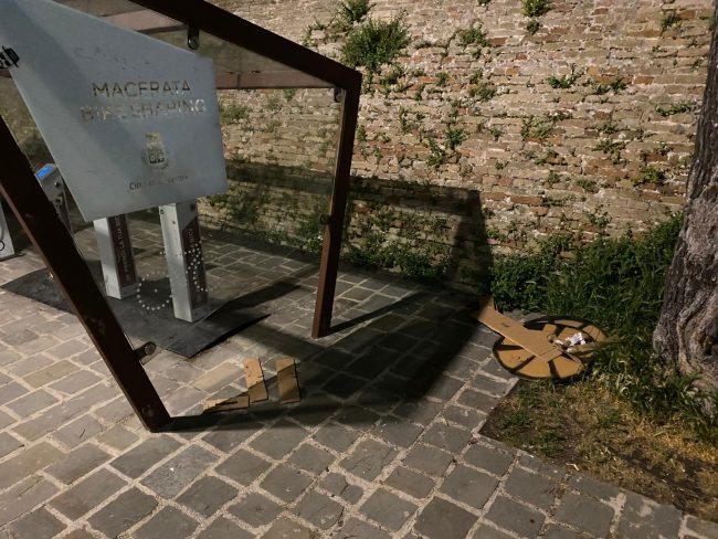 bici-di-cartone-abbandonata
