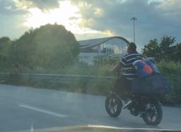 Carica il trolley sull’e-bike  e imbocca la superstrada (Video)