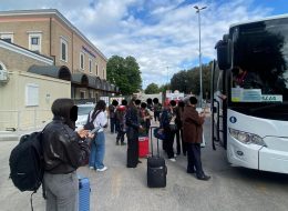 Nel bus sostitutivo non c’è posto,  viaggiatori restano a piedi
