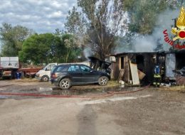Capanno degli attrezzi a fuoco,  bruciano anche tre auto