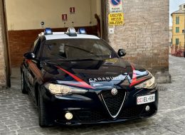 Raffica di telefonate alla figlia  e appostamenti davanti casa:  divieto di avvicinamento per la mamma