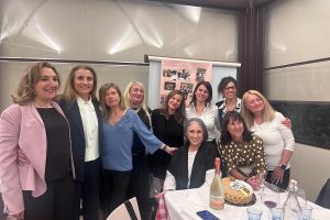 Una maturità lunga 30 anni  tra ricordi di gite e lanci di gessetti:  di nuovo insieme le ex liceali