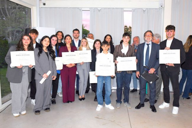 consegna borse studio a diplomati e laureati