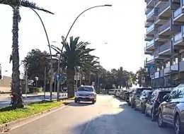 Contromano, ma non alla rotatoria:  scontro sfiorato (Video)