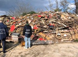 Una discarica abusiva con relitti navali  e pure un’anfora antica:  denunciate due persone