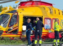 Si schianta contro il guard rail,  ferito un 30enne