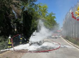 Furgone va a fuoco