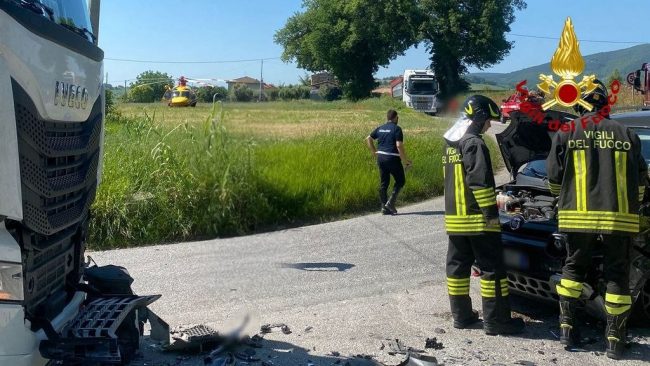 incidente-auto-camion-cingoli