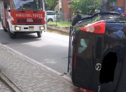 Auto urta una pianta e si ribalta:  soccorsi papà e figlia