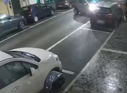 Smart impazzita in corso Garibaldi:  centra quattro auto e scappa (Video)