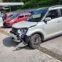Auto esce dal distributore:  scontro con uno scooter