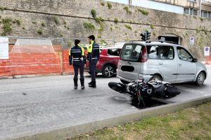 Moto contro auto in viale Leopardi:  ragazza in ospedale.  Traffico in tilt lungo le mura