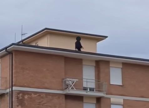 l'uomo che ha tentato di buttarsi 2