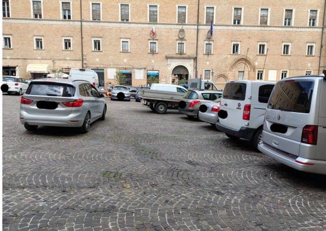 sosta piazza libertà auto parcheggi (1)
