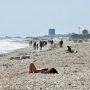 Primo maggio “freschino”:  ma c’è chi cerca la tintarella.  Pieno il lungomare, piazza vuota (Foto)