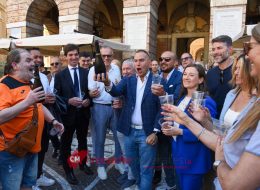 Fratelli d’Italia celebra la vittoria a Macerata,  Meloni: «Forza del centrodestra confermata»  Esulta anche Tajani (Fi): «Ora le politiche»