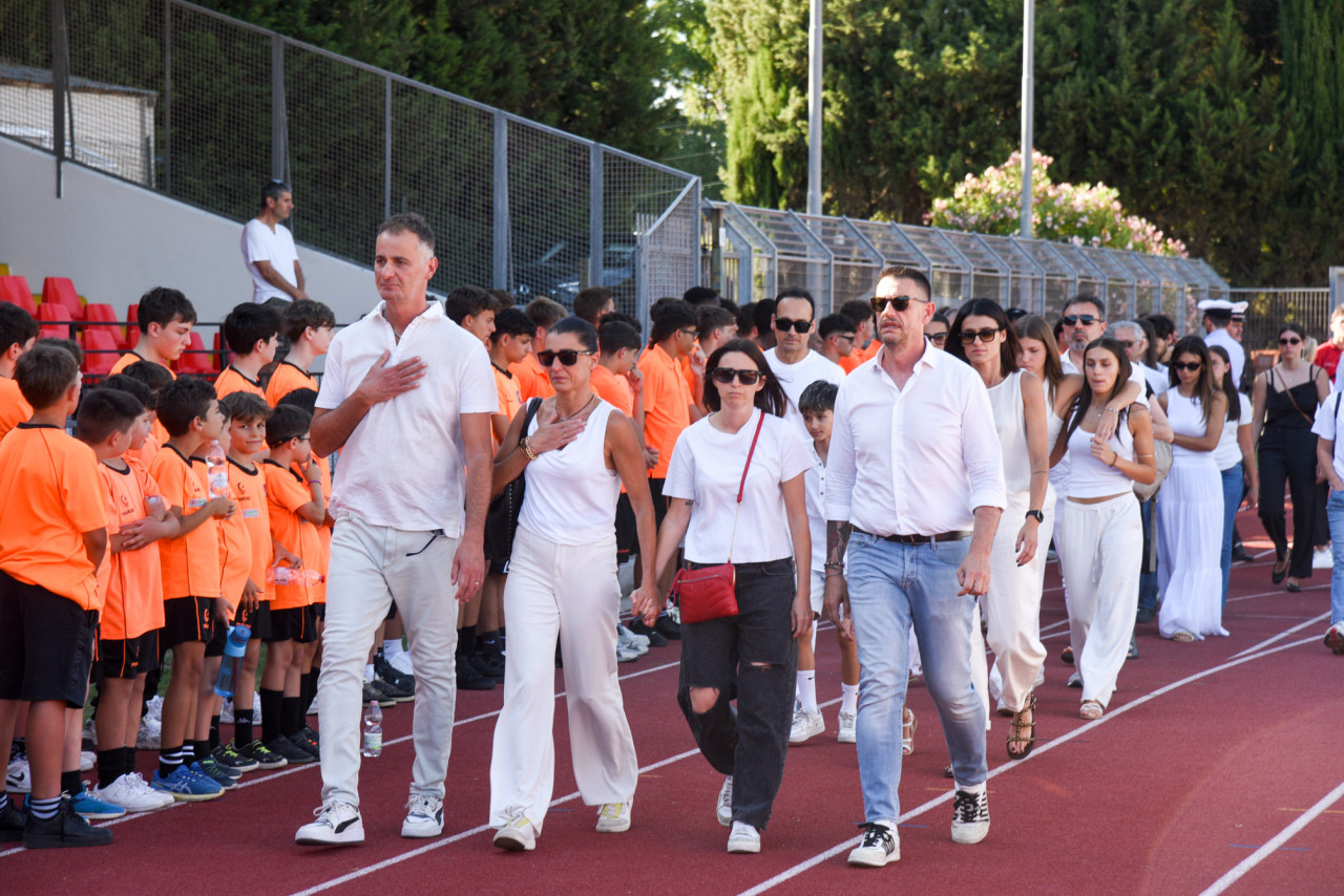 «Continueremo a cercarti nelle cose belle» Le parole per Nico, Dani e Gio che hanno commosso lo stadio (Video)