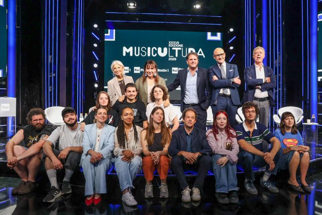 Gli 8 vincitori con Ezio Nannipieri Giancarlo Giulianelli Carolina Di Domenico e direttori Rai