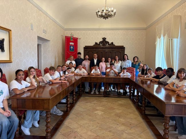 Gli-alunni-accolti-in-municipio-a-Montecassiano