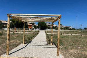Parco di via Marinetti:  nuovi sentieri nel verde  e un gazebo con le panchine
