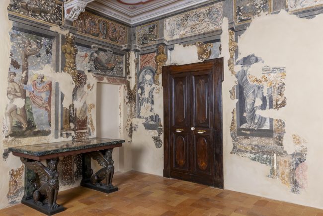 Sala-degli-Antichi-con-una-parte-dellaffresco-scoperto-in-Biblioteca-ok-