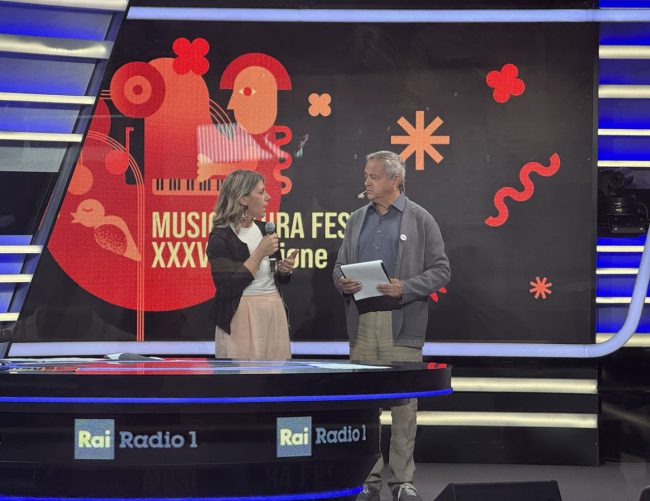 Silvia-Luconi-ai-microfoni-di-John-Vignola-di-Rai-Radio-1-jpg-650x501