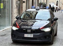 Un pestone e scatta la follia:  afferra una ragazza per il collo  e la trascina, denunciato un 18enne