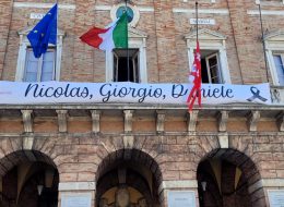 Uno striscione sul municipio  per ricordare Nicolas, Giorgio e Daniele