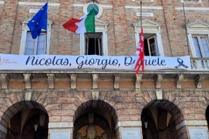 Uno striscione sul municipio  per ricordare Nicolas, Giorgio e Daniele