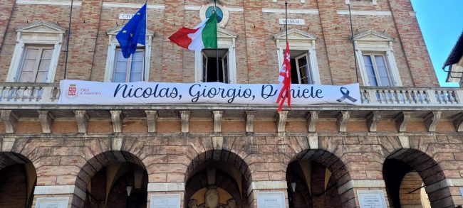 Striscione-ragazzi