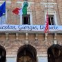 Uno striscione sul municipio  per ricordare Nicolas, Giorgio e Daniele
