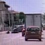 Scontro all’incrocio,  moto travolta sulla statale (Video)