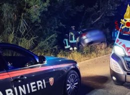 Esce di strada con l’auto,  estratto dai vigili del fuoco