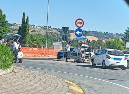 Auto contro moto alla rotatoria:  un ferito, traffico in tilt