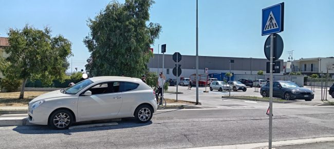 auto-su-pista-ciclabile-2-650x290